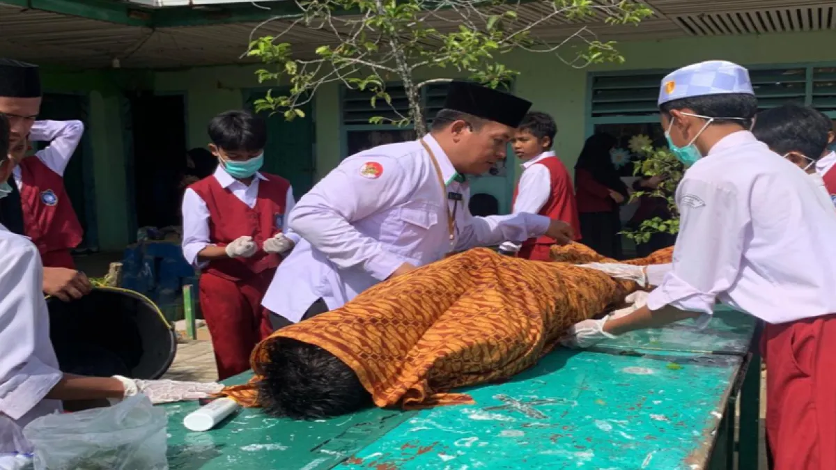 Rawat Nilai Fardu Kifayah, Mahasiswa Pascasarjana UMM dan Mubalig Muhammadiyah Latih Siswa SD Urus Jenazah