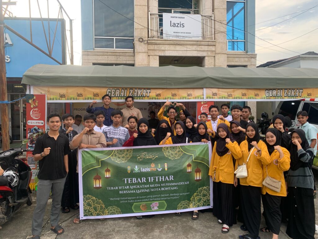 Angkatan Muda Muhammadiyah Kota Bontang Bagikan 1000 Takjil ke Pengguna Jalan