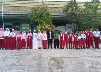 PDM Bontang Jadi Pembina Upacara di SD Musa